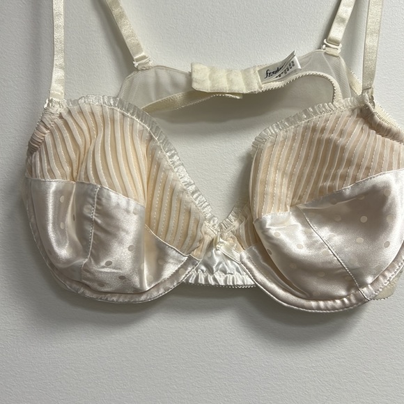 Cream colored bra - Picture 4 of 5